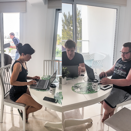 Konzentriertes Team beim Programmieren