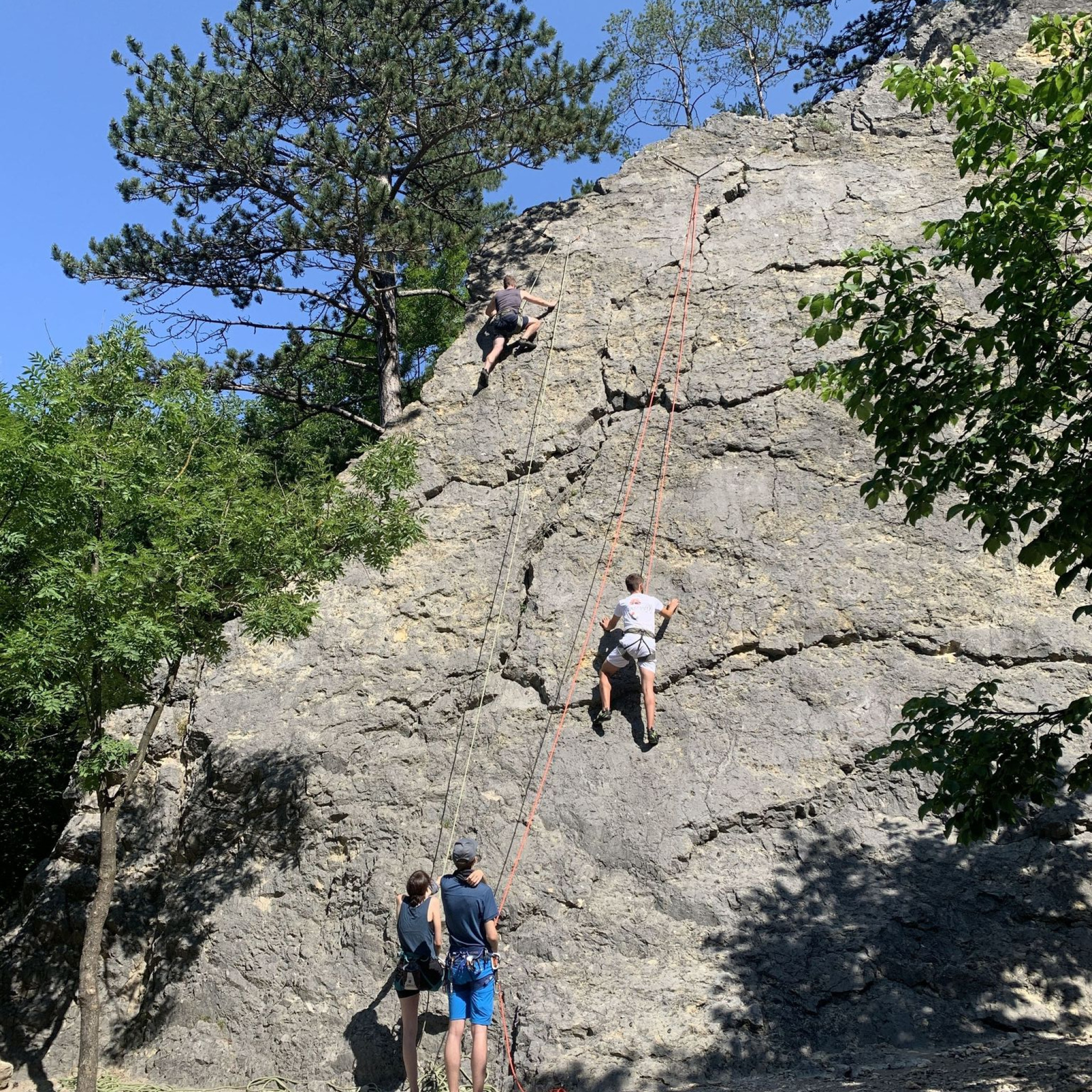 team-tag-klettern-am-felsen-in-der-natur