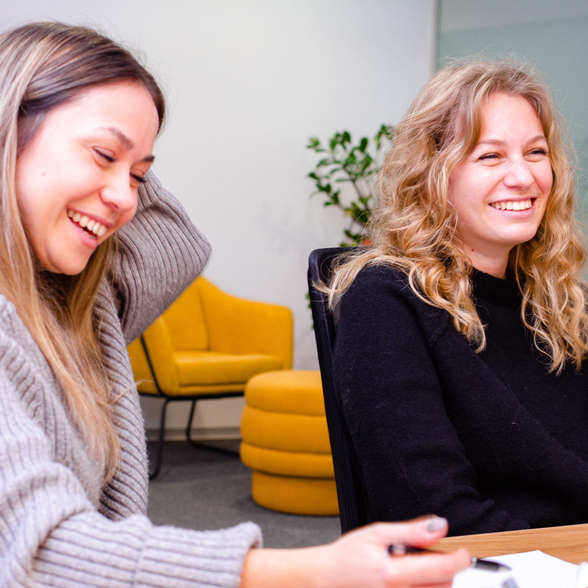 Anna und Lena von dryven sitzen zusammen und lachen