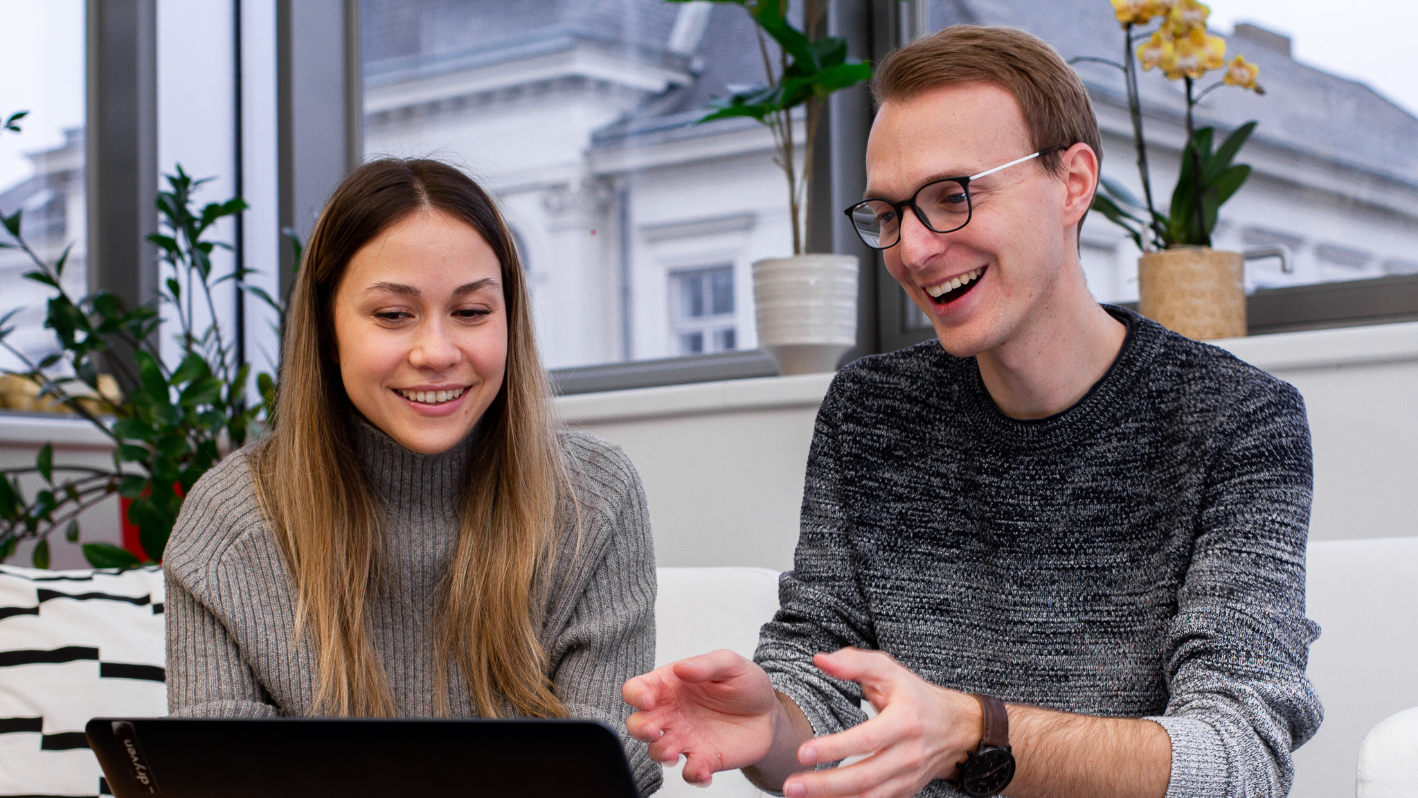 Anna und Patrick von dryven haben eine Besprechung auf der Couch