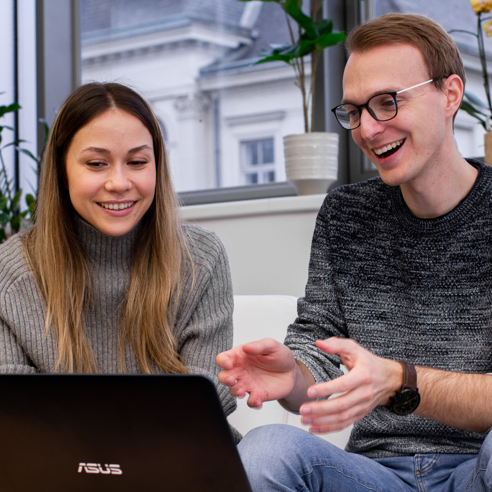 Anna und Patrick von dryven haben eine Besprechung auf der Couch